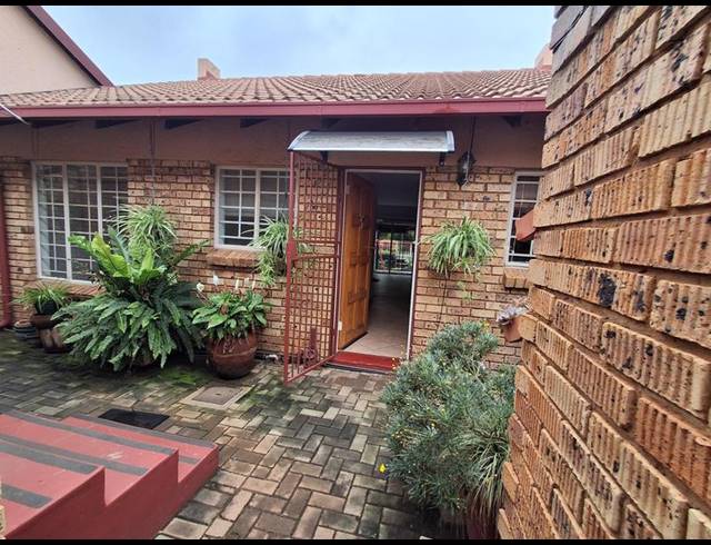 2 BEDROOM TOWNHOUSE FOR SALE IN MAGALIESKRUIN
